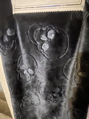 CALAVERAS NEGRAS SUAVE PELUCHE TIRO CON BORLAS/GÓTICO/GÓTICO/ESPELUZNANTE/HALLOWEEN Foto 1 de 2