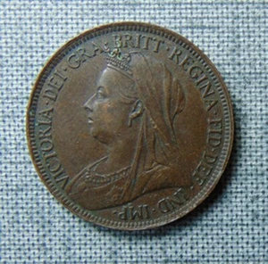 GREAT BRITAIN 1896 VICTORIA (3RD PORTRAIT) BRONZE HALF PENNY COIN - Picture 1 of 2