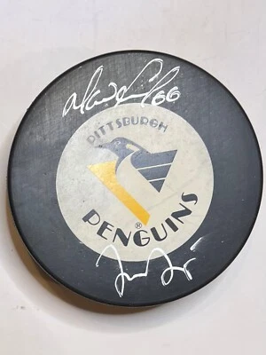 Disco de hockey oficial firmado de la NHL Pittsburgh Penguin Mario Lemieux y Jaromir Jagr Foto 1 de 4