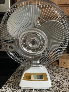 Super Deluxe 12”  Table Fan 3-Speed Gary Blades, Vintage UD 1225 Great - Picture 1 of 9