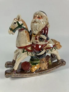 Tii Collezioni Babbo Natale su cavallo a dondolo, statuina in ceramica - Foto 1 di 8