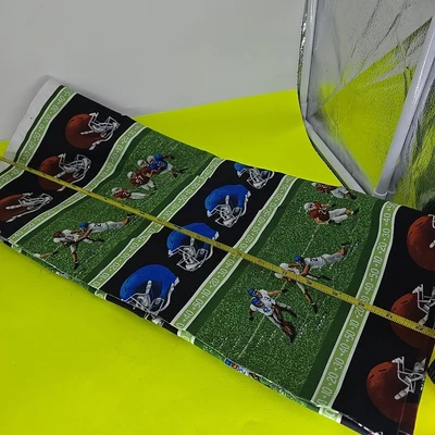 Material de Costura Jugadores de Fútbol Estampado Marrón y Azul Cascos Talla 42" x 4 Yardas Foto 1 de 4