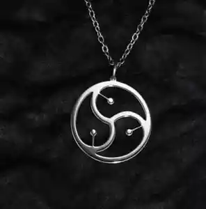 Collar Bdsm Triskelion Emblema Símbolo Colgante Bondage Sumisa Dominante Nuevo - Imagen 1 de 8