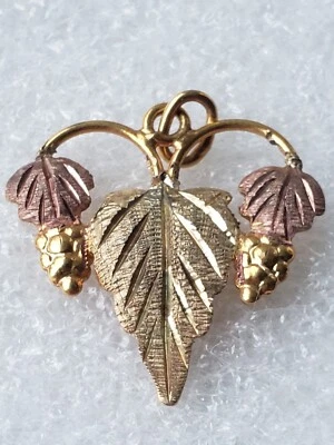 Collar colgante vintage de hoja de vid de uva de oro de 12 k Black Hills para mujer Foto 1 de 4