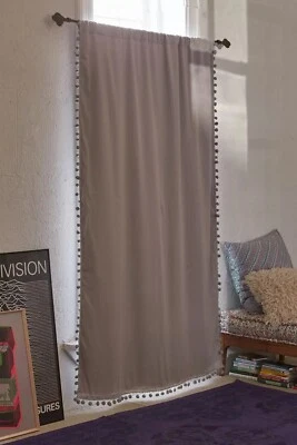 Panel de cortina de pompón apagón Urban Outfitters 52x84 Foto 1 de 3