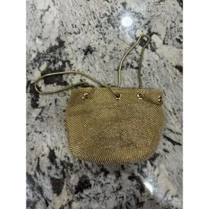 Borsa da sera vintage in rete dorata con tracolla a catena e chiusura magnetica - Foto 1 di 4