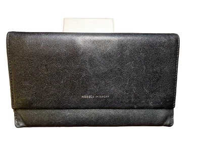 Bolso sin asas tipo billetera Rebecca Minkoff negro con solapa de cuero granulado con cierre a presión Foto 1 de 4