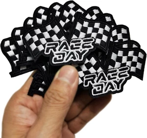 Set 12-teilig schwarz-weiß Renntag Rennwagen karierte Flagge Bügelbild Em - Bild 1 von 3