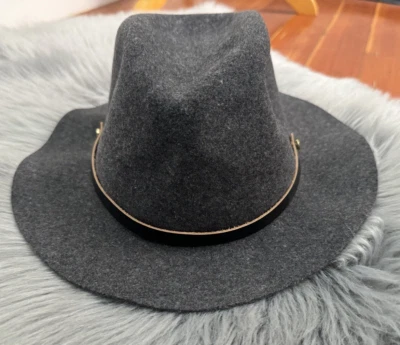 Sombrero fedora de lana gris trapo y hueso banda de cuero negro logotipo dorado tachuelas para mujer talla M Foto 1 de 4