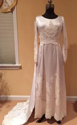 Vestido de novia vintage estilo columna tren Foto 1 de 4