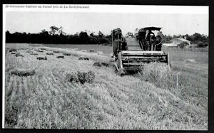 1968 -- MÄHDRESCHER BEI DER ARBEIT IN DER NÄHE VON LA ROCHEFOUCAULD. 3S807 - Bild 1 von 1