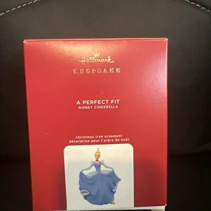 2020 Hallmark Ornament ~ Disney Cinderella A PERFECT FIT ~ Neu im Karton - Bild 1 von 5