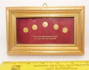MONETE INCORNICIATE PESOS LA MONETINA IN ORO PIÙ PICCOLA DEL MONDO 6" x 3 5/8" - Foto 1 di 3