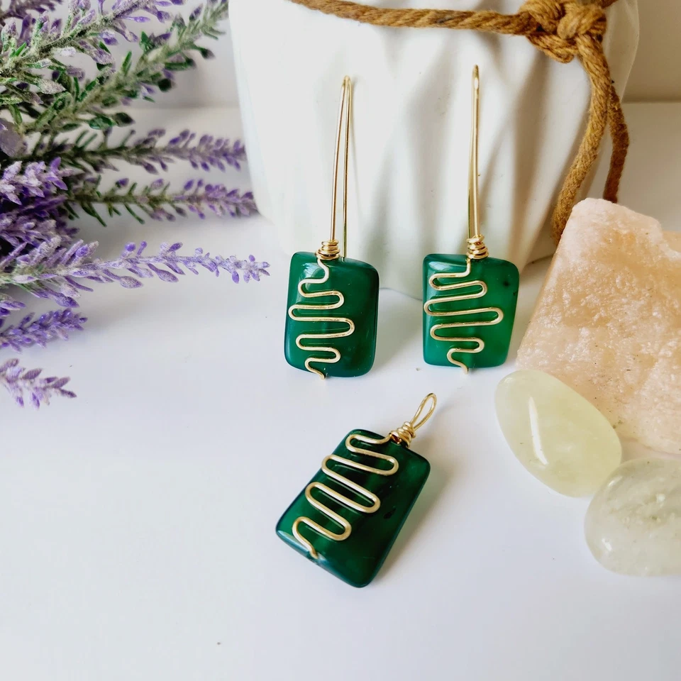 Pendientes y colgantes de piedra de ágata verde envueltos en alambre de oro, boho chic, minimalista Foto 1 de 4
