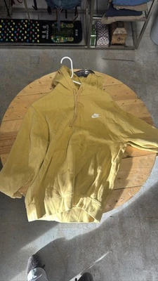 Sudadera con capucha pulóver amarilla para hombre Nike con cordón L Foto 1 de 2