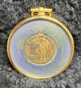 Vintage Commemorative Moon Landing Medal By Presidential Art Medals Inc OH Space - Picture 1 of 3