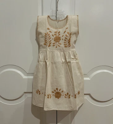 Vestido de niña mexicana con bordado a mano. Foto 1 de 4