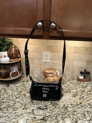 Bolso Bandolera Pequeño STEVE MADDEN CHAROL SATINADO MOTO Negro Foto 1 de 4