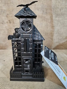 SPOOKY VILLAGE HALLOWEEN CASA IN METALLO INFESTATA CON LUCE LED L:4 1/2" W:4"H:9 1/2 - Foto 1 di 5
