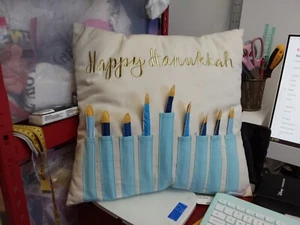 Nuevo con etiquetas Celebrate Together Janucá almohada velas extraíbles 18 X 18 - Imagen 1 de 2