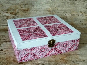 Caja de té de Madera blanca decorada con azulejos color rojo carmín. - Foto 1 di 7