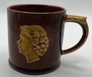 Dartmouth Pottery Devon Brown Coronation Mug, Queen Elizabeth II 1953 8 cm - Picture 1 of 7
