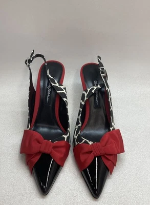 Sapatos de salto Beverly Feldman Be Fabulous estampa girafa arco vermelho tamanho 8M - Imagem 1 de 4