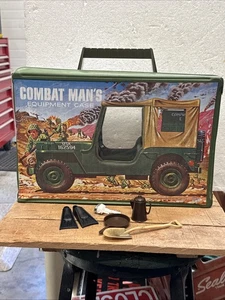 G.I. Valigetta equipaggiamento uomo combattimento JOE anni 60 alcuni accessori - Foto 1 di 19
