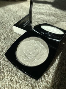 Exclusive Chanel LESSYMBOLES DE CHANEL LE CAMÉLIA*PEARLY WHITE - Picture 1 of 10