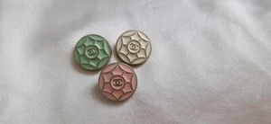 ONE CHANEL ENAMEL NET PATTERN BUTTON 21MM - Picture 1 of 8