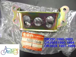 Suzuki DR250 DR350 Fuel Tank Bracket NOS DR350S Gas Tank Holder 44151-14D00 - Foto 1 di 6