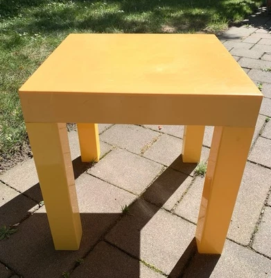 Mesa de acento Parsons vintage mod años 70 16” cuadrada de plástico amarillo: patas extraíbles Foto 1 de 4