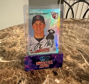 Tarjeta de radiocontrol de novato Logan Allen refractor Topps 2023 cromada platino #105/499 - Imagen 1 de 1