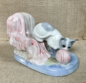 Vintage Katze jagt Garnknäuel Figur skurril Landhauskern WIE GELESEN - Bild 1 von 8