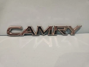 2000 Toyota Camry LE XV20 Emblem, Trunk Lid Camry Badge Rear - Bild 1 von 2
