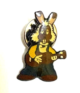 Vintage Magic Roundabout Dylan Rabbit mit Gitarre Emaille Anstecknadel Anstecker gebraucht - Bild 1 von 2