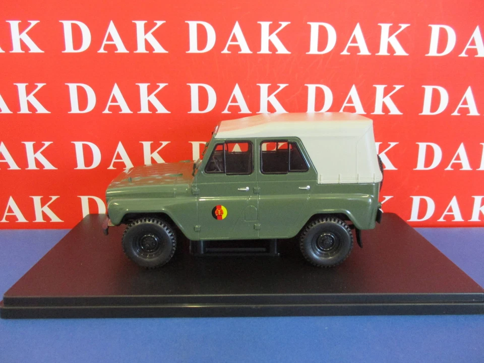 Die cast 1/24 Modellino Auto UAZ 469 NVA Ex DDR 1975 by White Box - Immagine 1 di 4