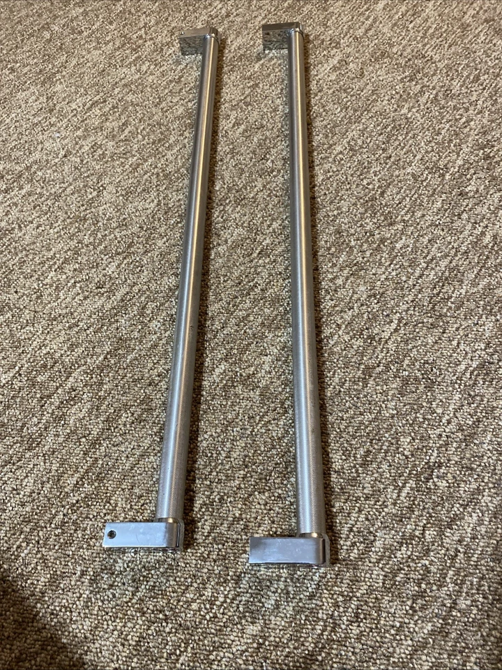 Juego de manijas de puerta Kitchenaide 1919 Red Dot Foto 1 de 2