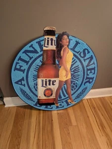 Letrero de lata de metal de cerveza Miller Lite vintage niña dama 36x35 - Imagen 1 de 9