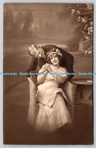 R758794 Frau und Mann sitzen in Tischnähe Amag Serie 0149 50 - Bild 1 von 4