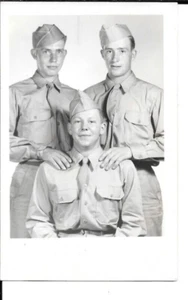 VINTAGE 1940er FOTO SOLDAT BRÜDER/FREUNDE POSTKARTE H19 - Bild 1 von 1