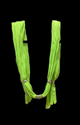 Cachecol - Com detalhes/contas de prata - Cor: limão/verde fluorescente - Aproximadamente 78 pol.!! - Imagem 1 de 4
