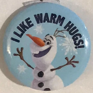 Disney Frozen OLAF MUÑECO DE NIEVE ME GUSTA ABRAZOS CÁLIDOS 1 1/4" BOTÓN PRENDEDOR CORDÓN ENCANTO NUEVO - Imagen 1 de 1