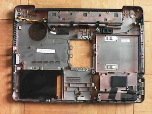 Cubierta base inferior TOSHIBA SATELLITE A305-S6837, A305D, A300D V000120680 - Imagen 1 de 8