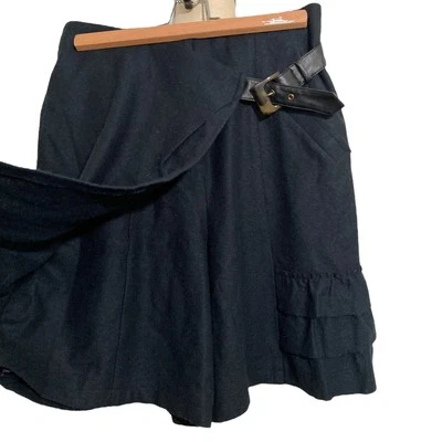 Pantalón corto asimétrico de lana con volantes negros Ritsuko Shirahama de diseñador japonés Foto 1 de 4