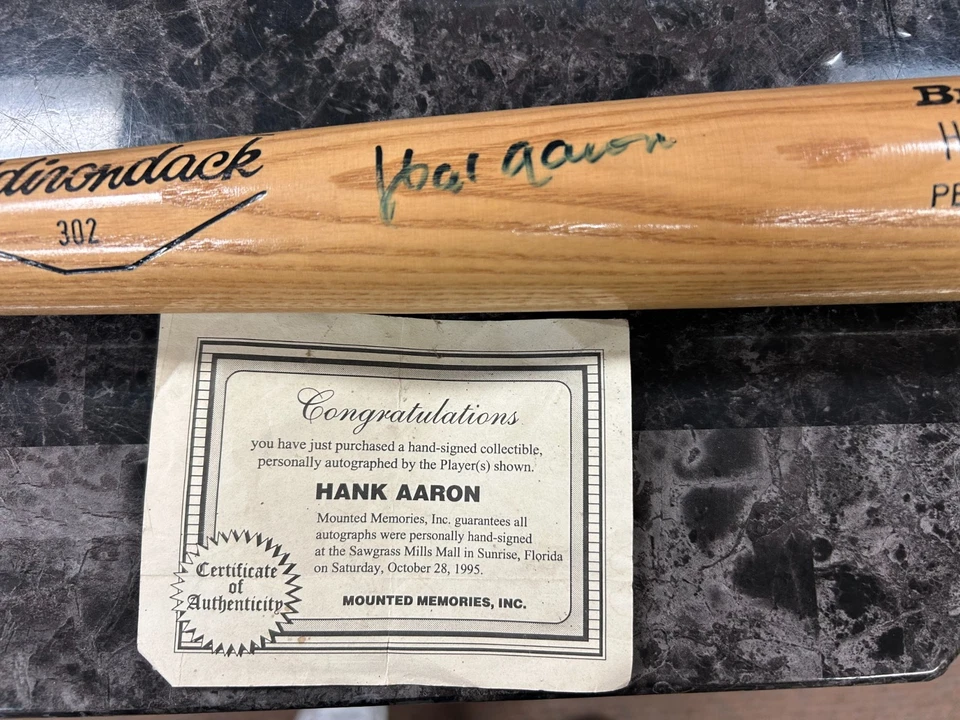 Bate de béisbol Adirondack firmado por Hank Aaron automático montado recuerdos certificado de autenticidad fechado Foto 1 de 4
