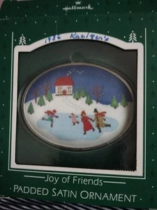 Hallmark Andenken Ornament "Joy of Friends" gepolstert Satin Ornament 1986 - Bild 1 von 11