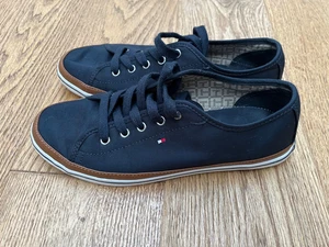 Tommy Hilfiger Kesha Lace Sneaker. Sehr guter Zustand. Größe 4. - Bild 1 von 9