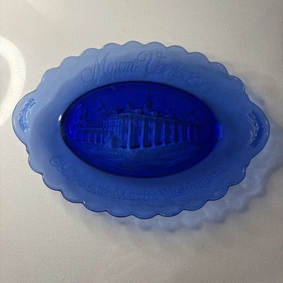 Plato de colección de vidrio azul Mount Vernon George y Martha Washington para coleccionistas Foto 1 de 4