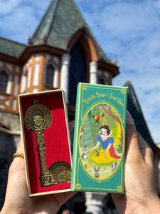 Notenschlüssel Clé Cle Schlüssel Attraktion Schneewittchen Disneyland Paris DLP LE1992 - Bild 1 von 1